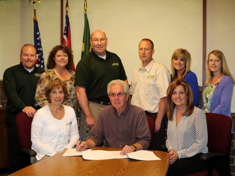 Keith Shy signs Nimisila Reservoir management agreement, 2015